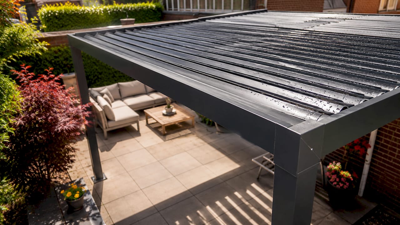 Aluminium frame en lamellen — waar een goede lamellendak installateur op let