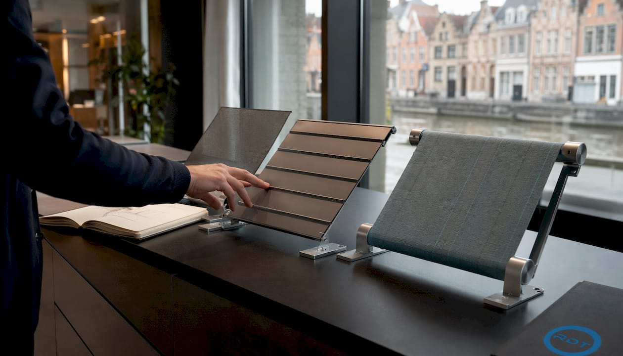 Stalen van doeken voor zonwering in Ieper &mdash; screendoek en zonweringstoffen vergelijken