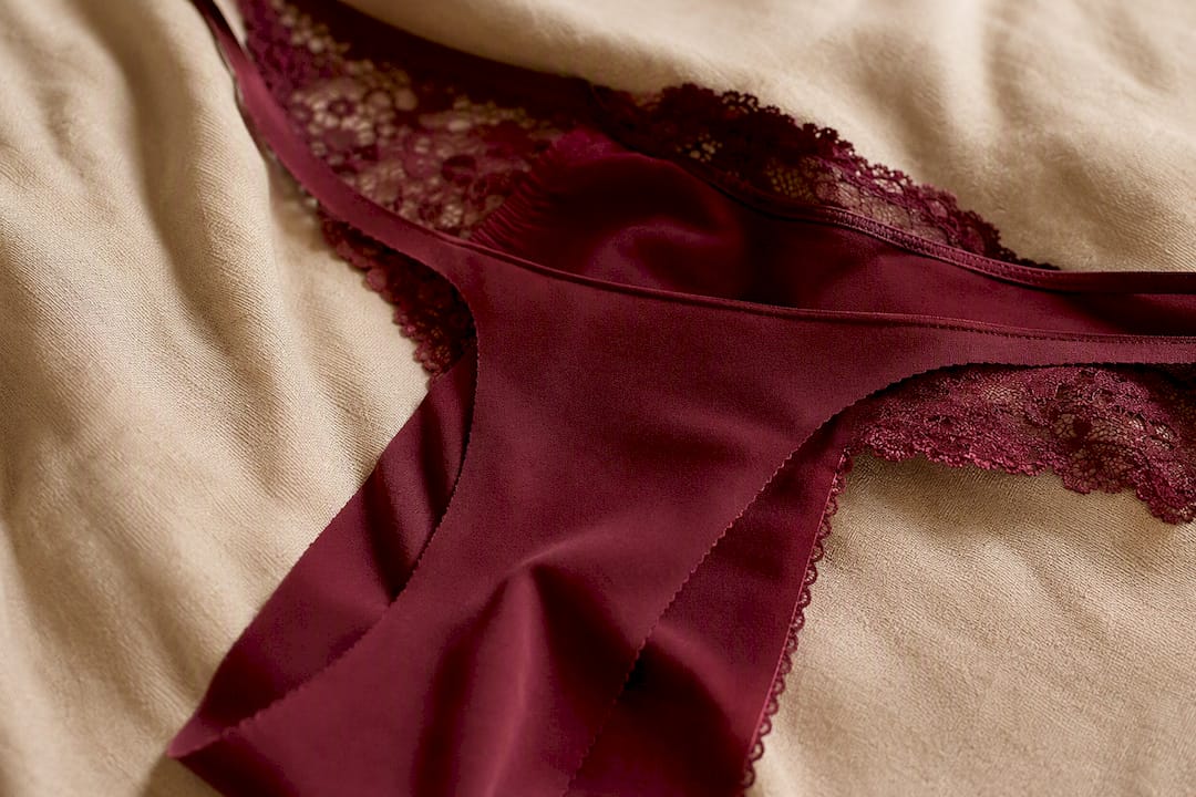 Gros plan sur la texture du tissu d’un tanga de lingerie