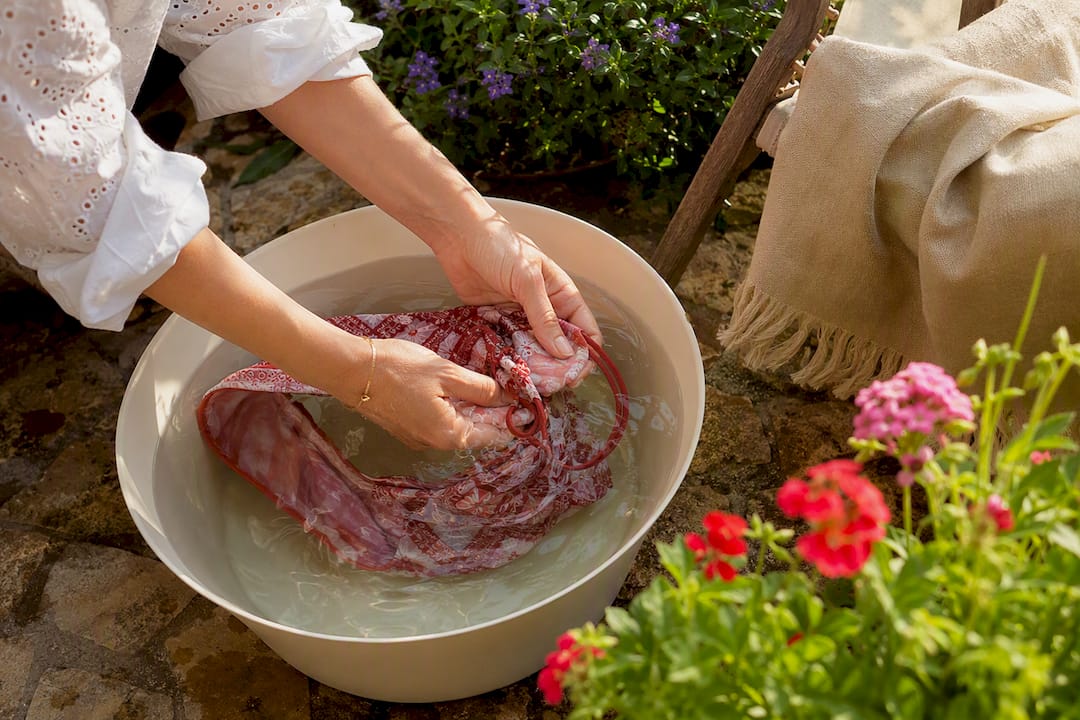 Rinçage du maillot de bain à la main à l'eau froide