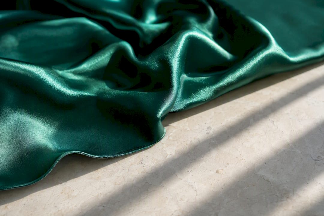 Gros plan sur un tissu satin bordeaux lisse