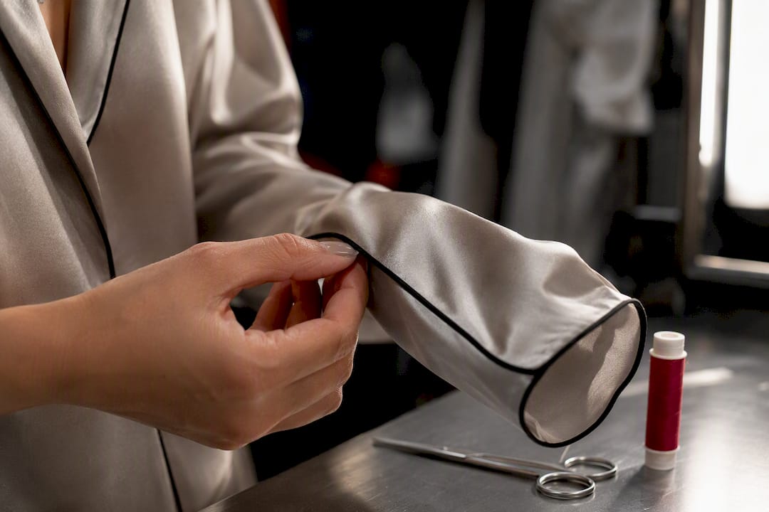 Détail de passepoil sur une manche en satin