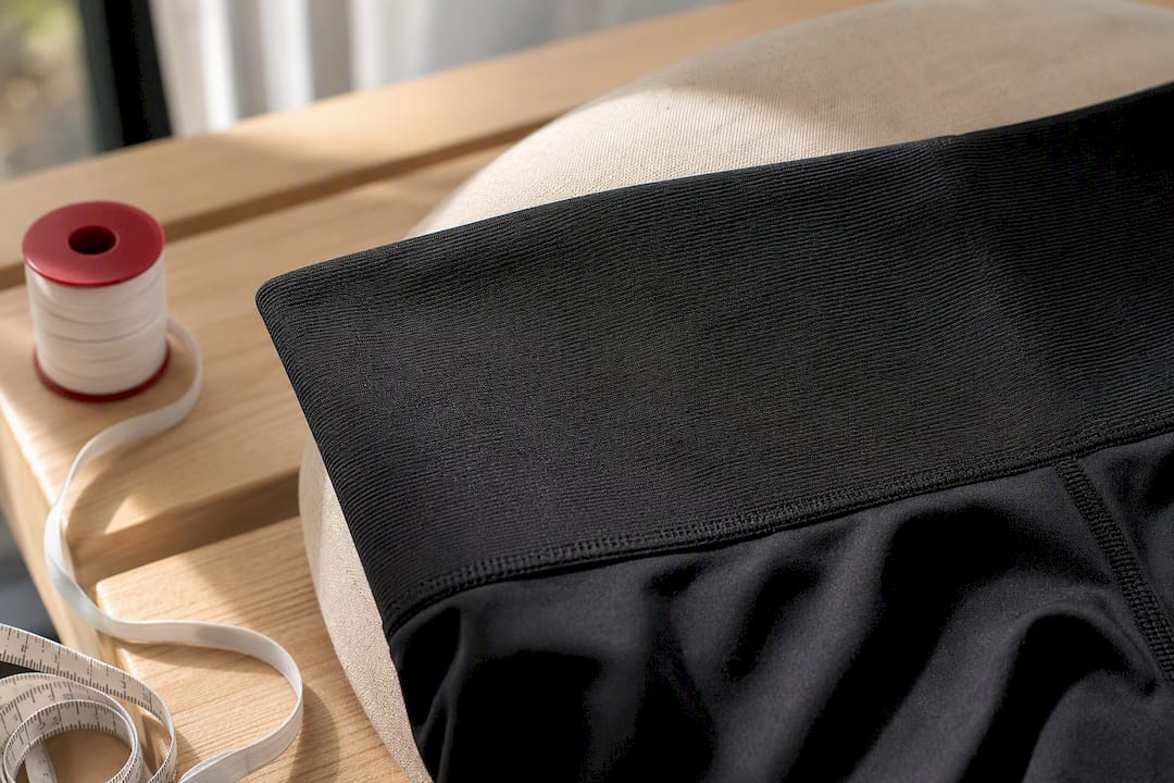 Détail d’une large ceinture taille haute