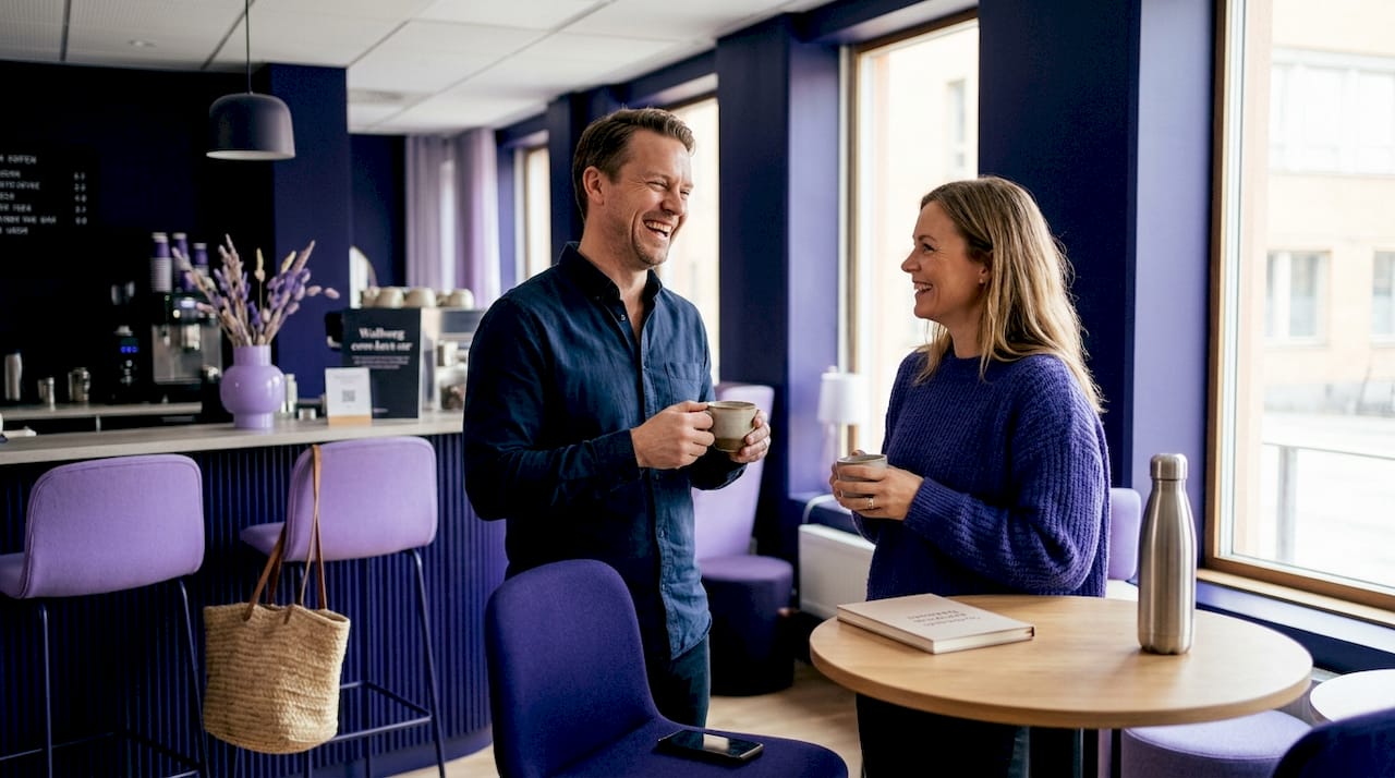 Medlemmar småpratar vid kaffebaren på coworkingkontoret