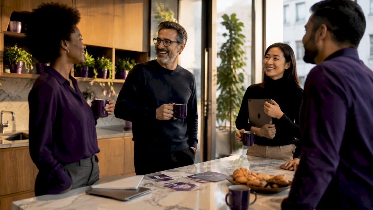 Nätverka tillsammans med kollegor över en kopp kaffe i coworking-kökets gemensamma ytor