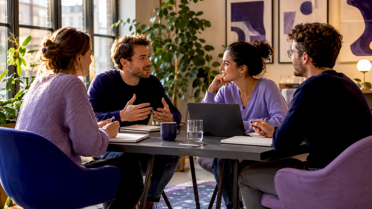 Ett team jobbar tillsammans i ett coworking-utrymme
