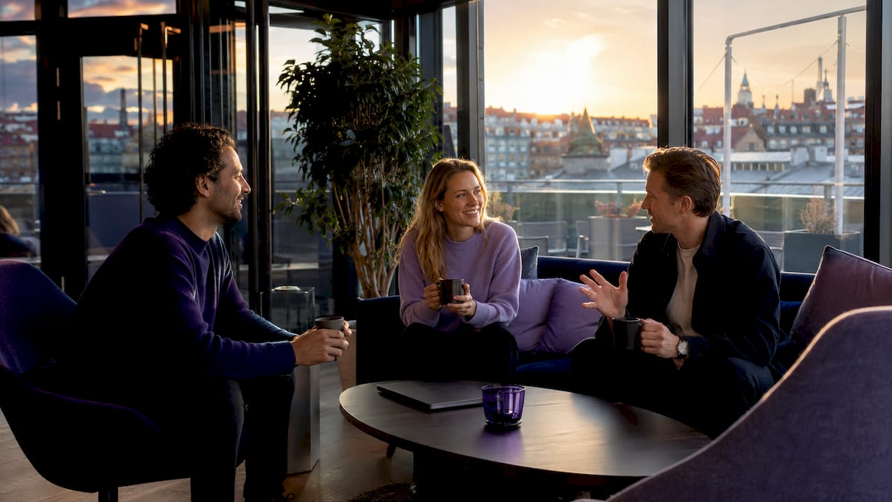 Ett gäng sitter och pratar tillsammans i coworking-loungen