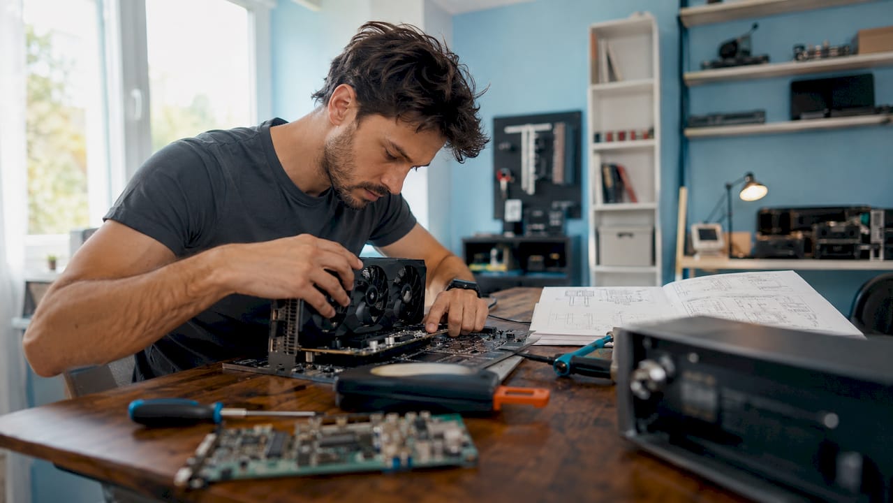 Ingenjör som jobbar med att optimera prestandan för GPU-hårdvara