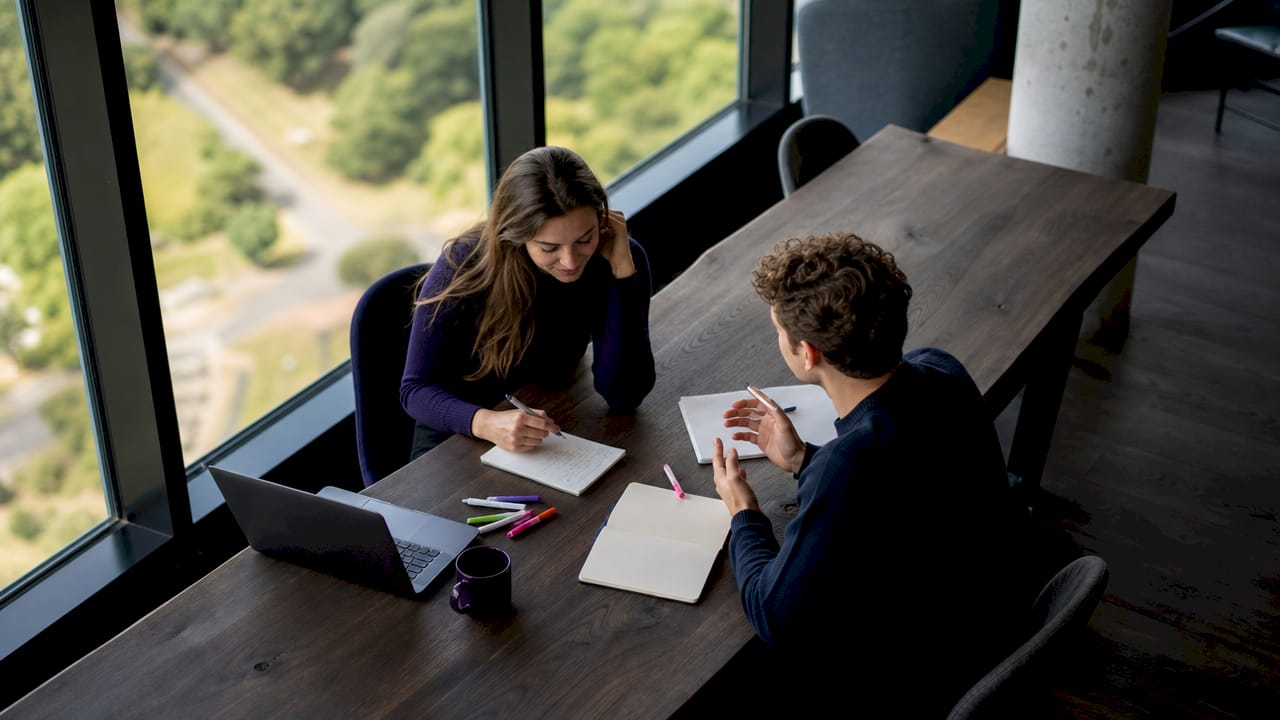 Företagare bollar nya idéer tillsammans i loungen på coworkingkontoret.