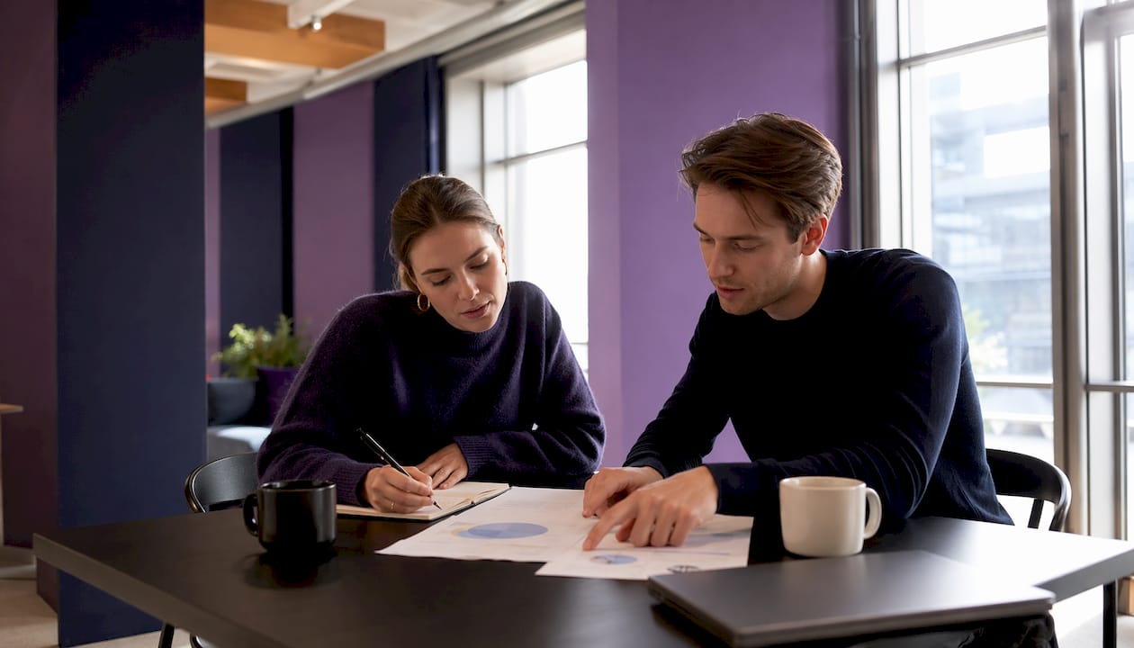 Två medgrundare sitter på ett café och bollar idéer kring hur de ska ta sitt startupbolag till nästa nivå.