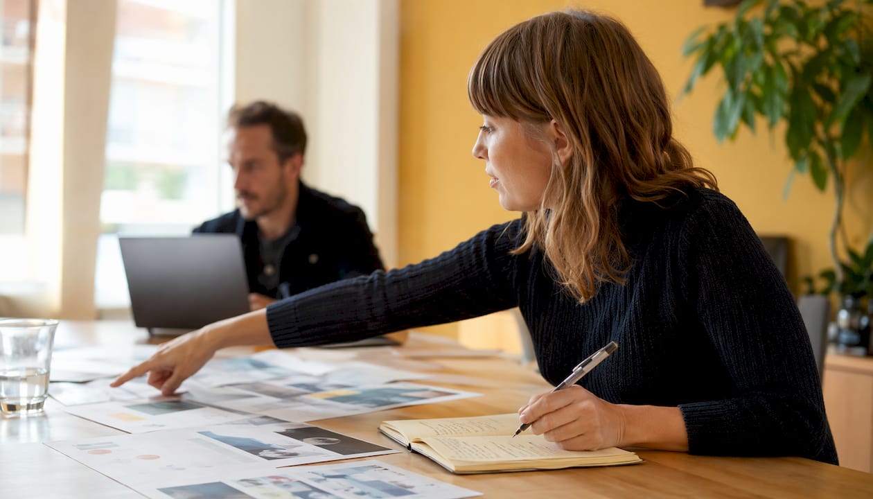 Kvinna håller i möte om UX-investeringar