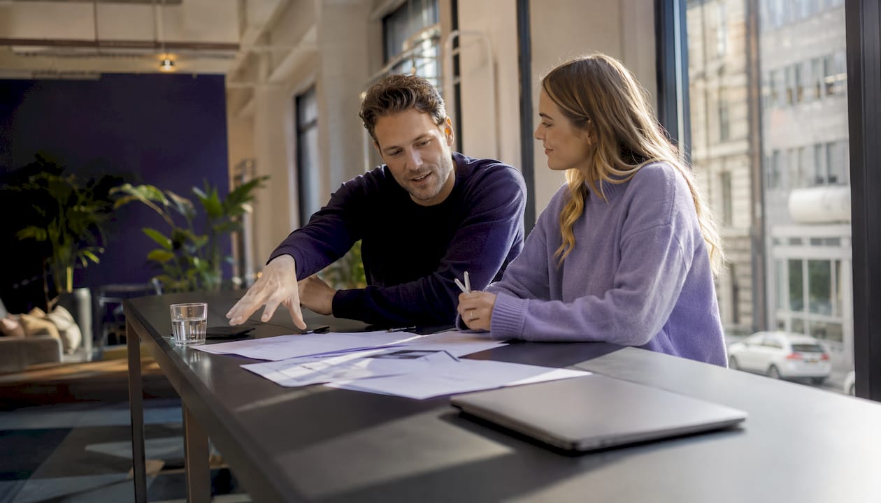Företagare knyter nya kontakter och utbyter idéer i ett modernt coworkingkontor.