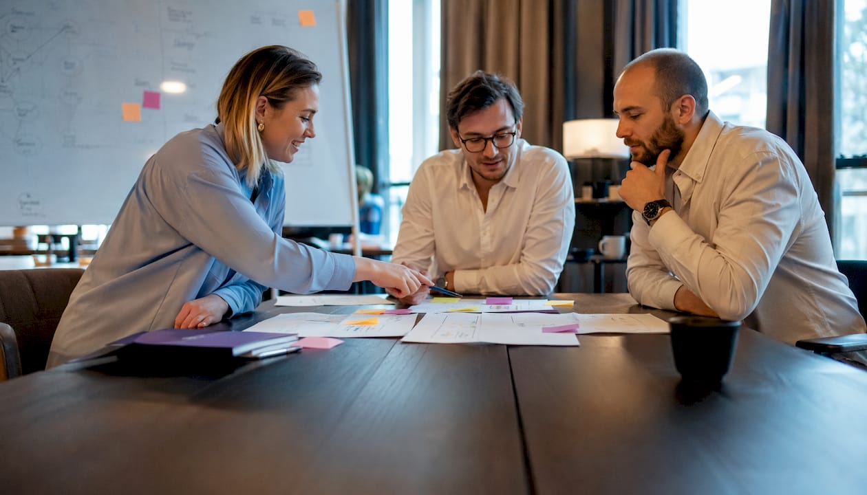 Ett litet team sitter samlat och diskuterar de viktigaste principerna inom Lean Startup.