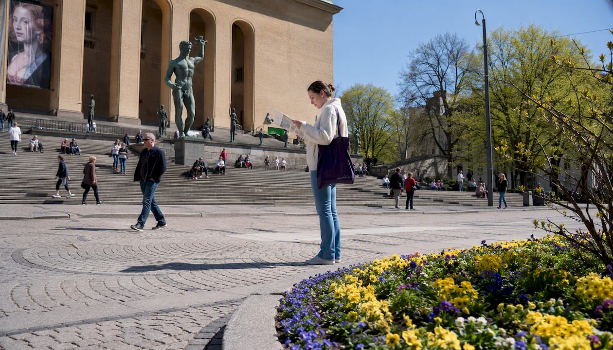 Besökare samlas utanför Göteborgs konstmuseum