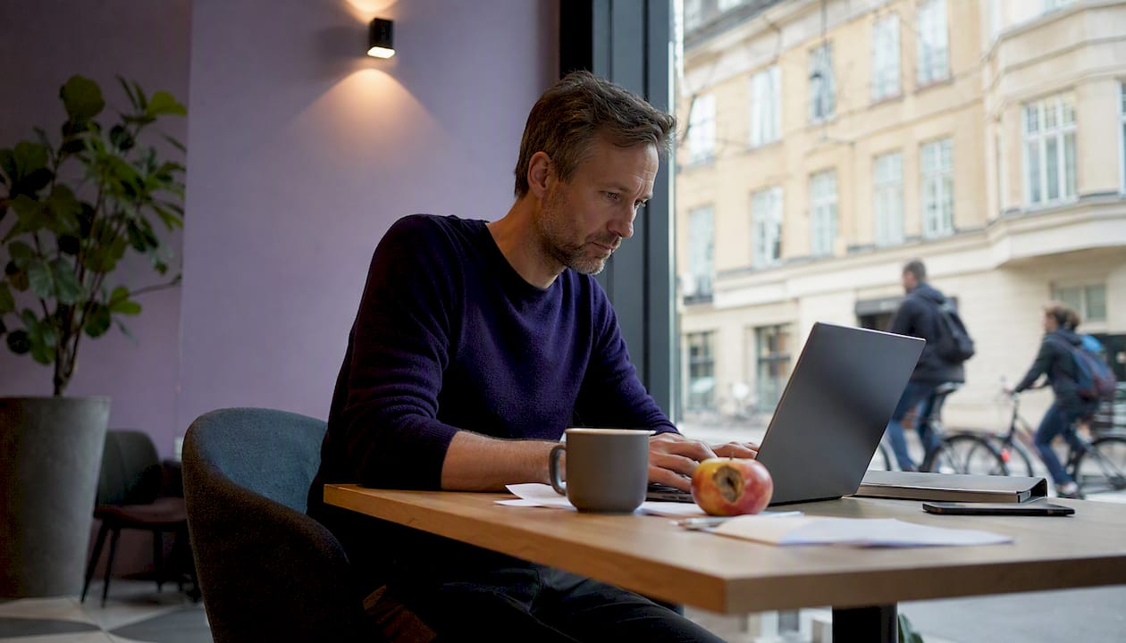 Sitter och jobbar med LinkedIn på ett coworkingkontor.