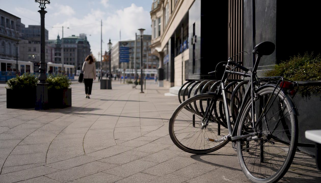 Gångväg och cykelställ vid Centralstationen i Göteborg