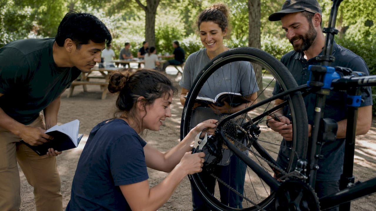 Un groupe s’initie à la mécanique vélo lors d’un atelier participatif.
