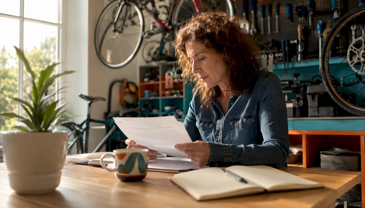 Le gérant d’un magasin de vélos en pleine étude de ses documents juridiques