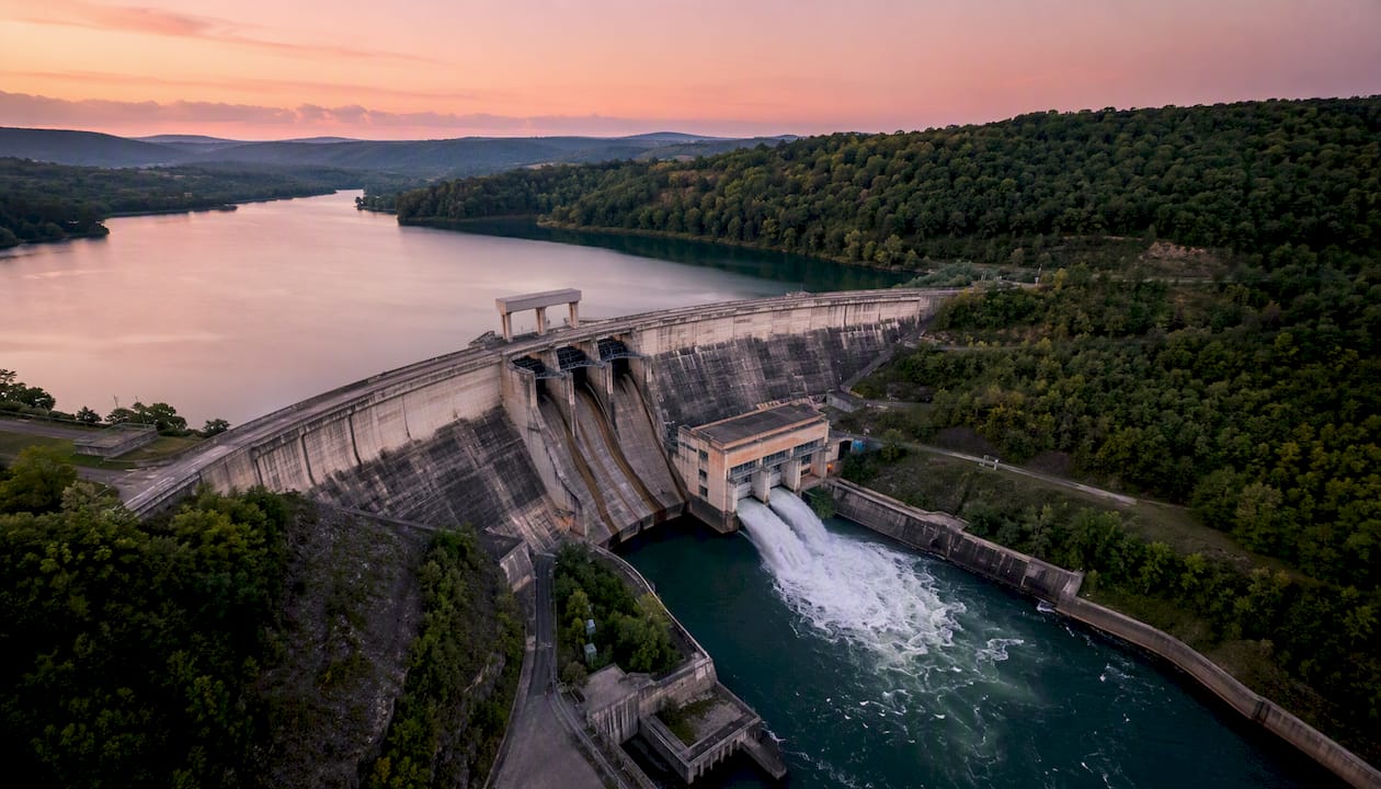 Les barrages hydroélectriques et leurs retenues d’eau occupent une place essentielle dans le paysage énergétique français. Ces ouvrages permettent non seulement de produire de l’électricité renouvelable, mais aussi de réguler le débit des rivières et d’assurer des réserves d’eau indispensables, notamment lors des périodes de sécheresse.