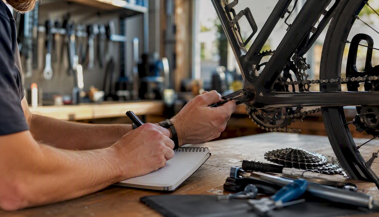 Un technicien vérifie le numéro de cadre d’un vélo et le note soigneusement.