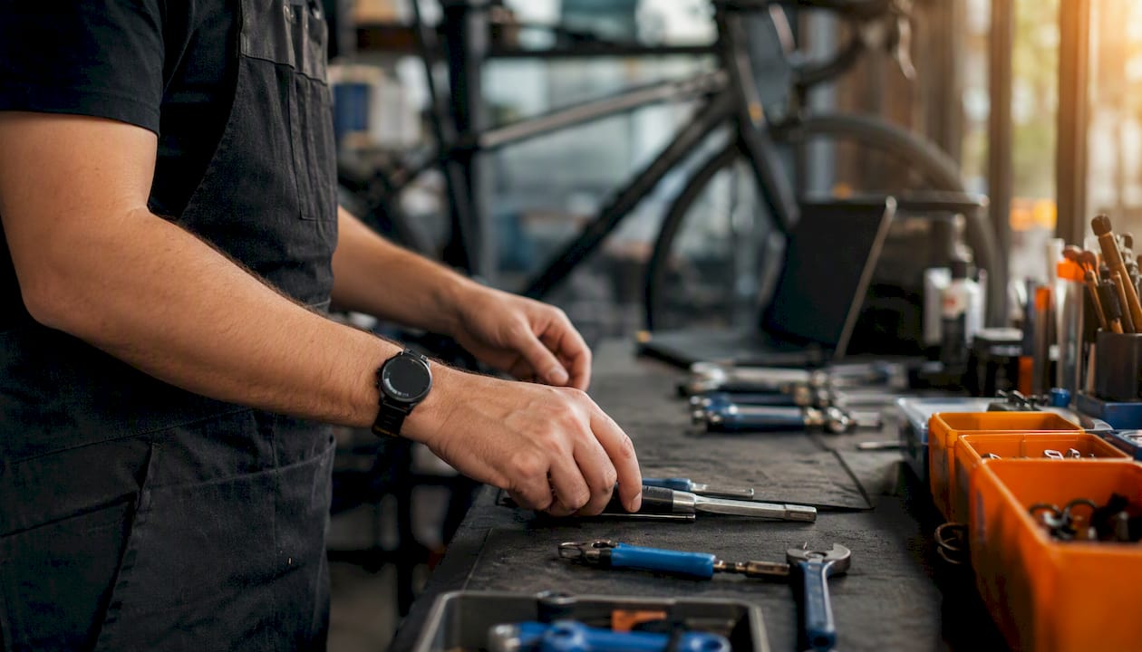 Le technicien termine l’intervention sur le vélo.