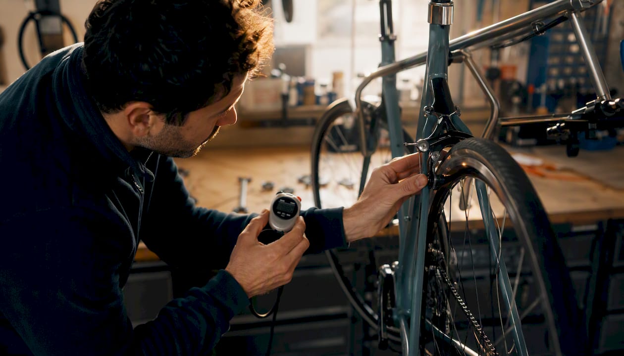 Un technicien mesure le temps nécessaire pour effectuer une réparation de vélo.