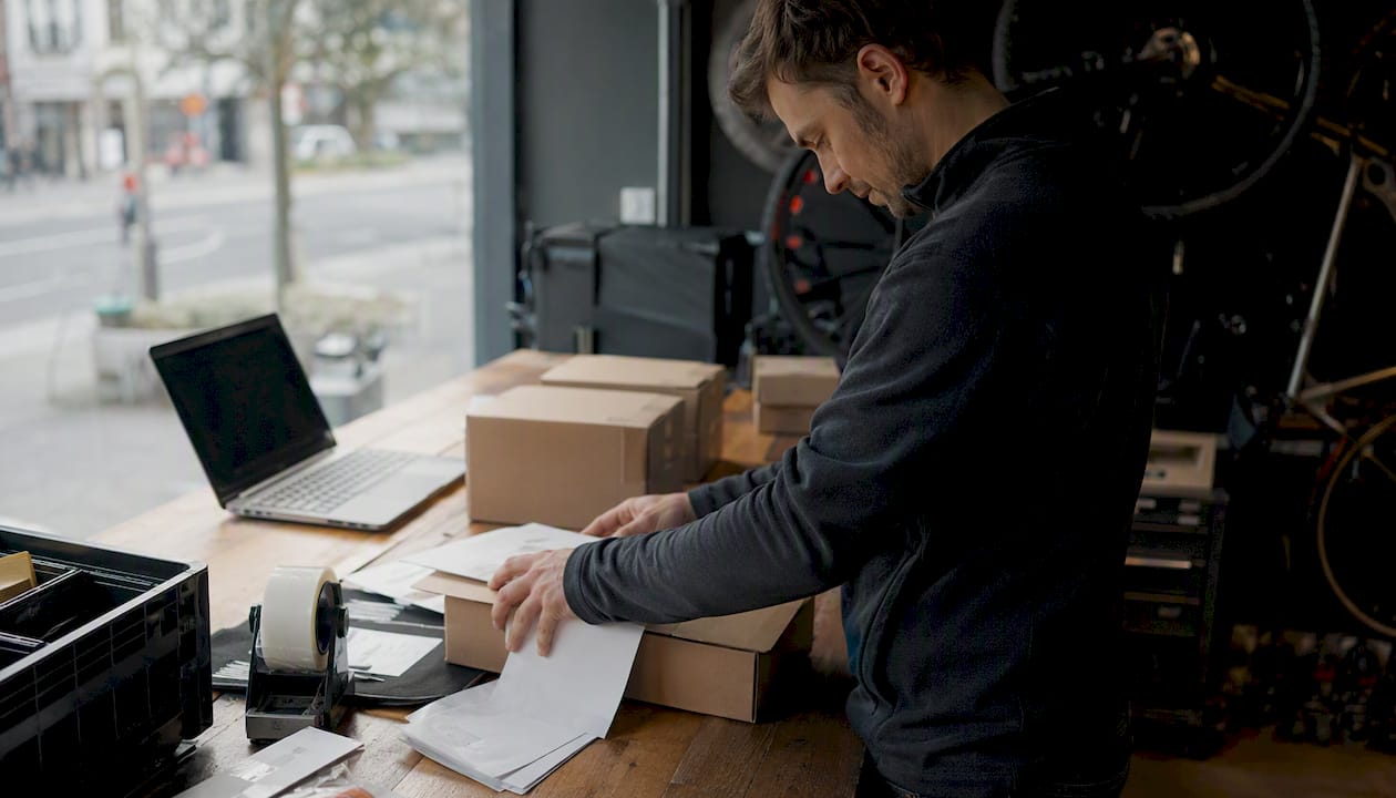 Un technicien s’occupe de préparer les colis avant leur expédition.