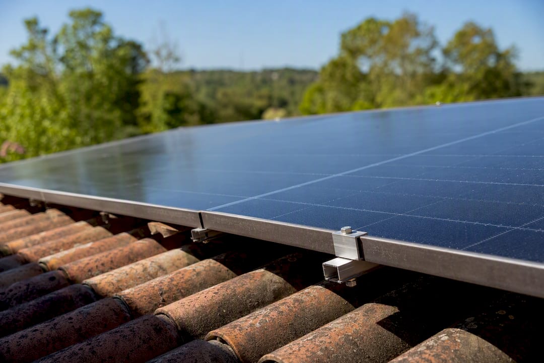 Zoom sur un détail de fixation d’un panneau solaire