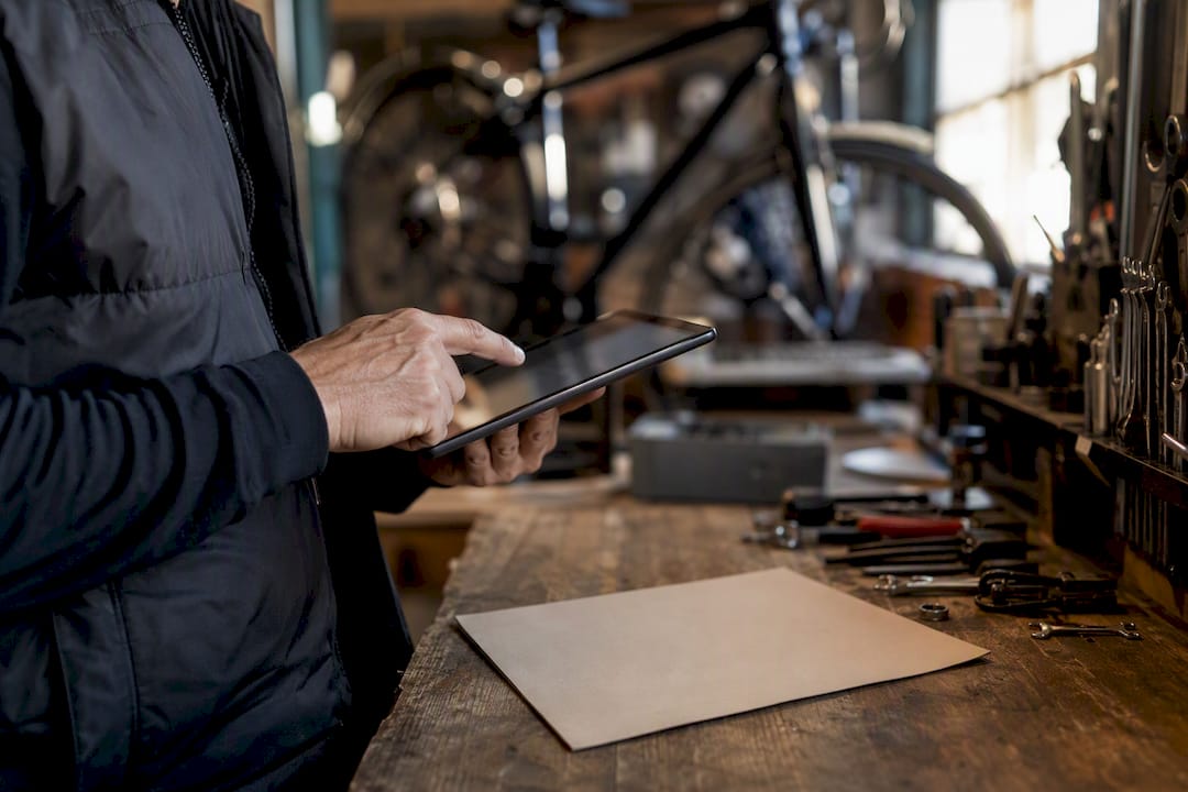 Un technicien est en train de remplir un bon d’intervention pour une réparation.