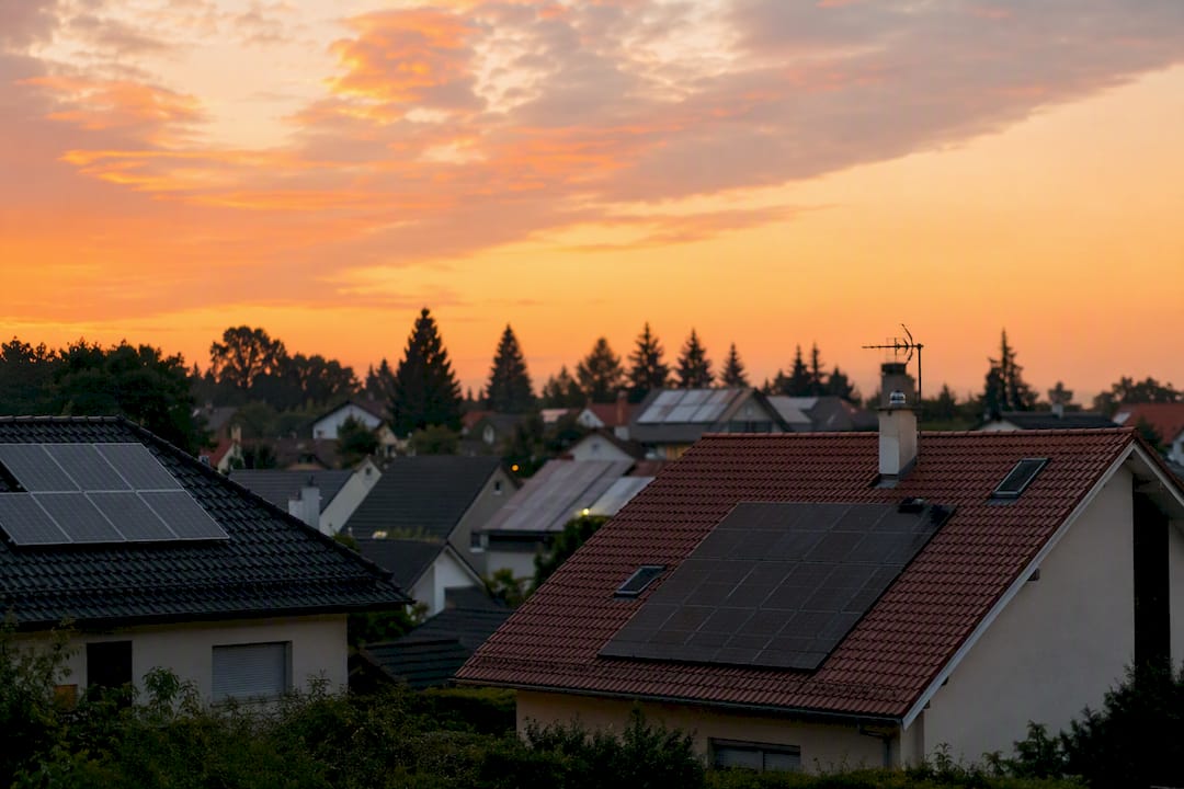 Panneaux solaires de différentes tailles sur des toits