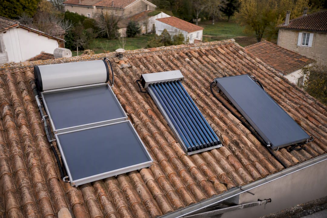 Trois types d'installation de chauffe-eau solaire sur un toit