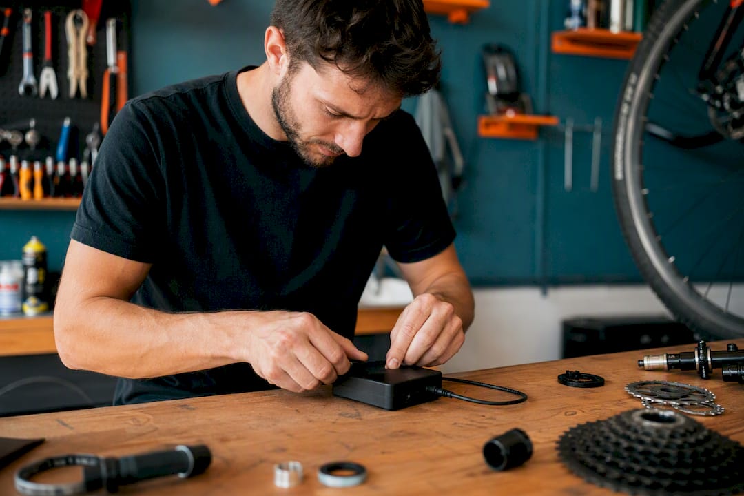 Technicien en train de connecter un appareil dans un atelier de vélos