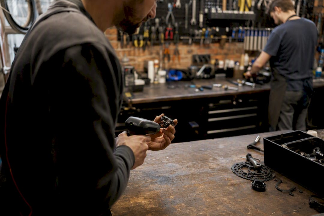 Technicien scannant une pièce de vélo dans l'atelier