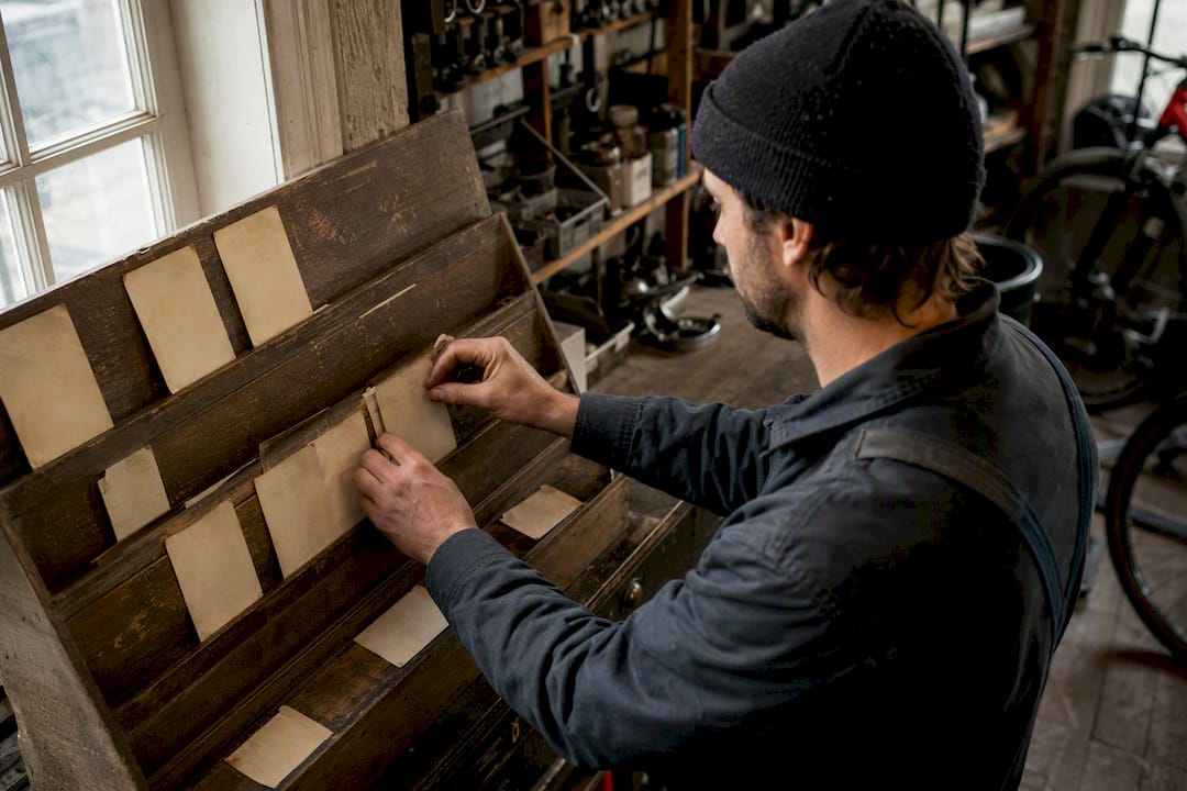 Technicien réglant le tableau de planification de l'atelier