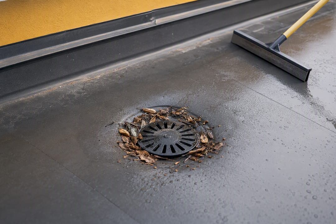 Drainage pluvial obstrué sur toiture plate