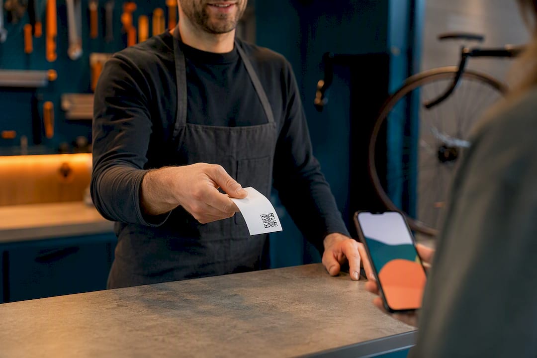 Un client scanne un QR code au comptoir