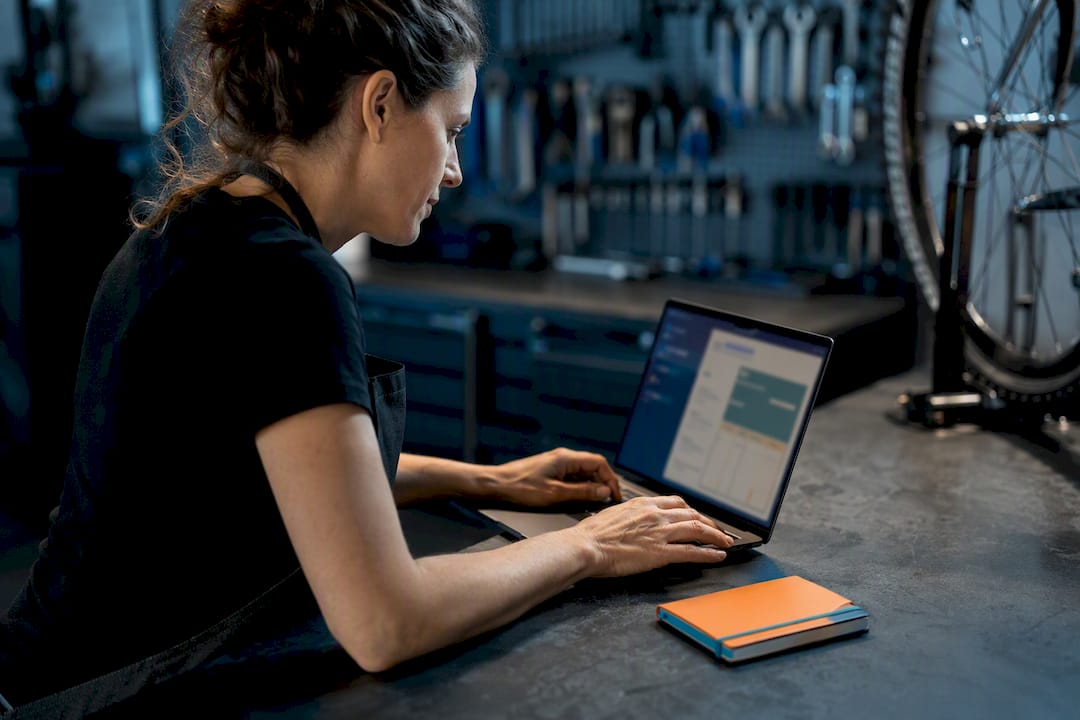 Responsable en train de configurer une campagne email lors d’un atelier