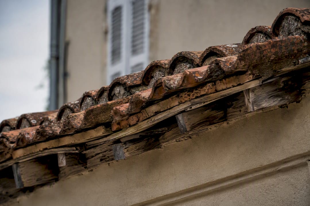 Tuiles poreuses sur une charpente affaissée