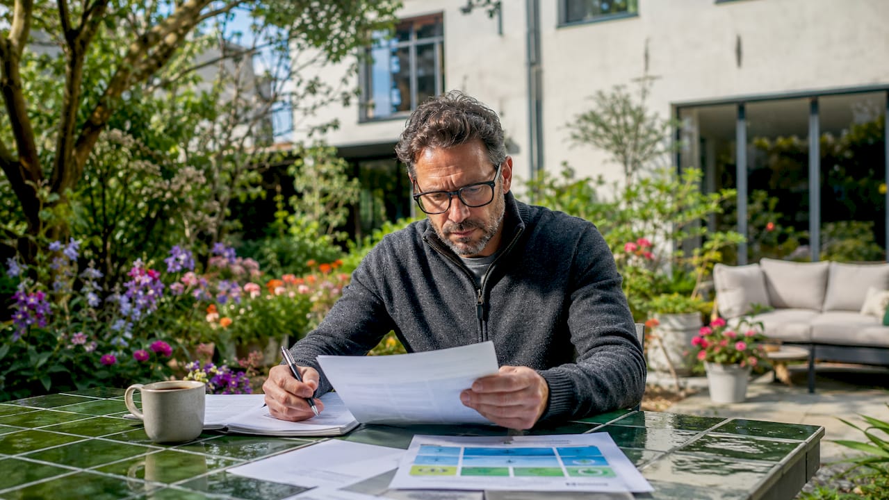 Man vergelijkt verschillende energieaanbieders tijdens het avondeten