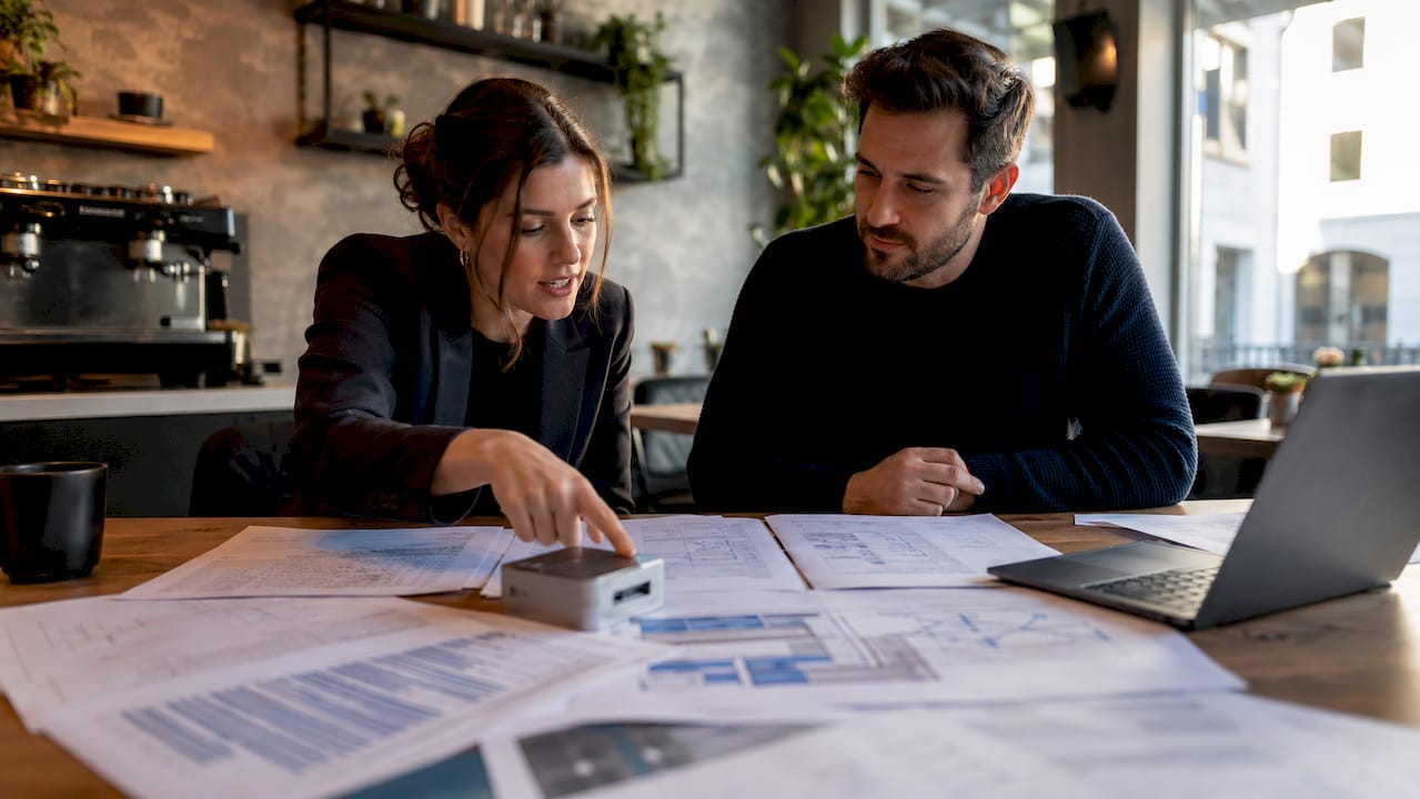Twee collega’s die samen aan rapporten voor energie-audits werken