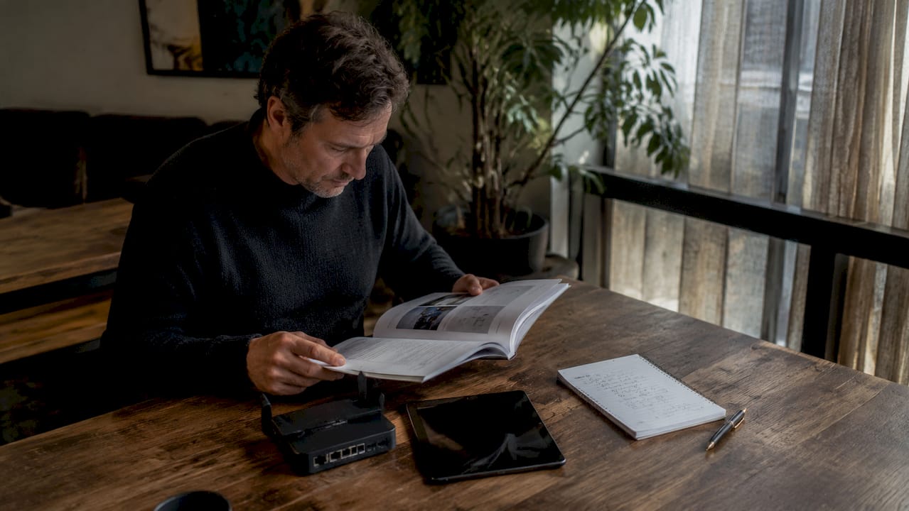 Un homme s'informe sur les différentes solutions pour produire et consommer sa propre énergie à la maison.