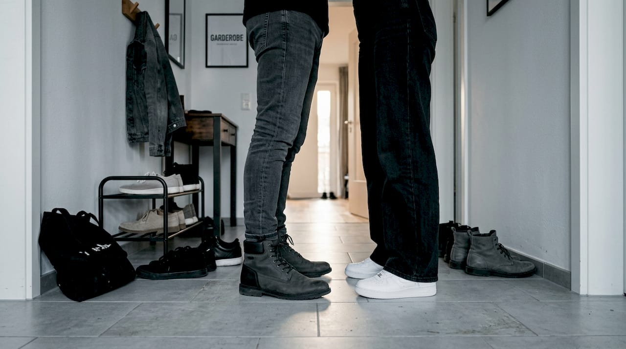 Jeans kombiniert mit verschiedenen Schuhen im Flur der Wohnung