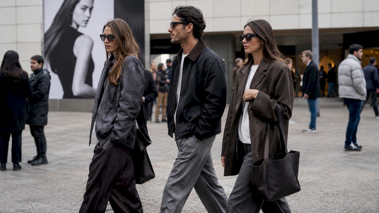 Während der Fashion Week flanieren stilbewusste Menschen durch die Straßen und setzen die neuesten Trends gekonnt in Szene.