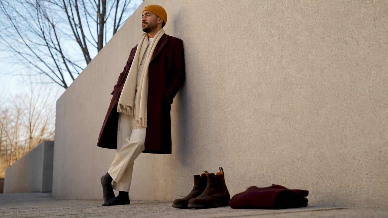 Das Model präsentiert ein Outfit, das nach der Drei-Farben-Regel zusammengestellt wurde.