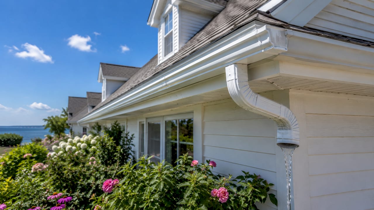 Clean gutter facilitating water drainage