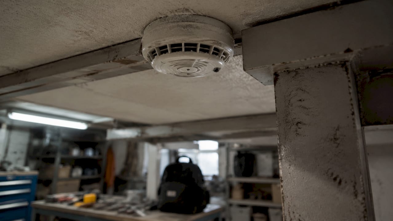 Photoelectric smoke detector with dust build-up