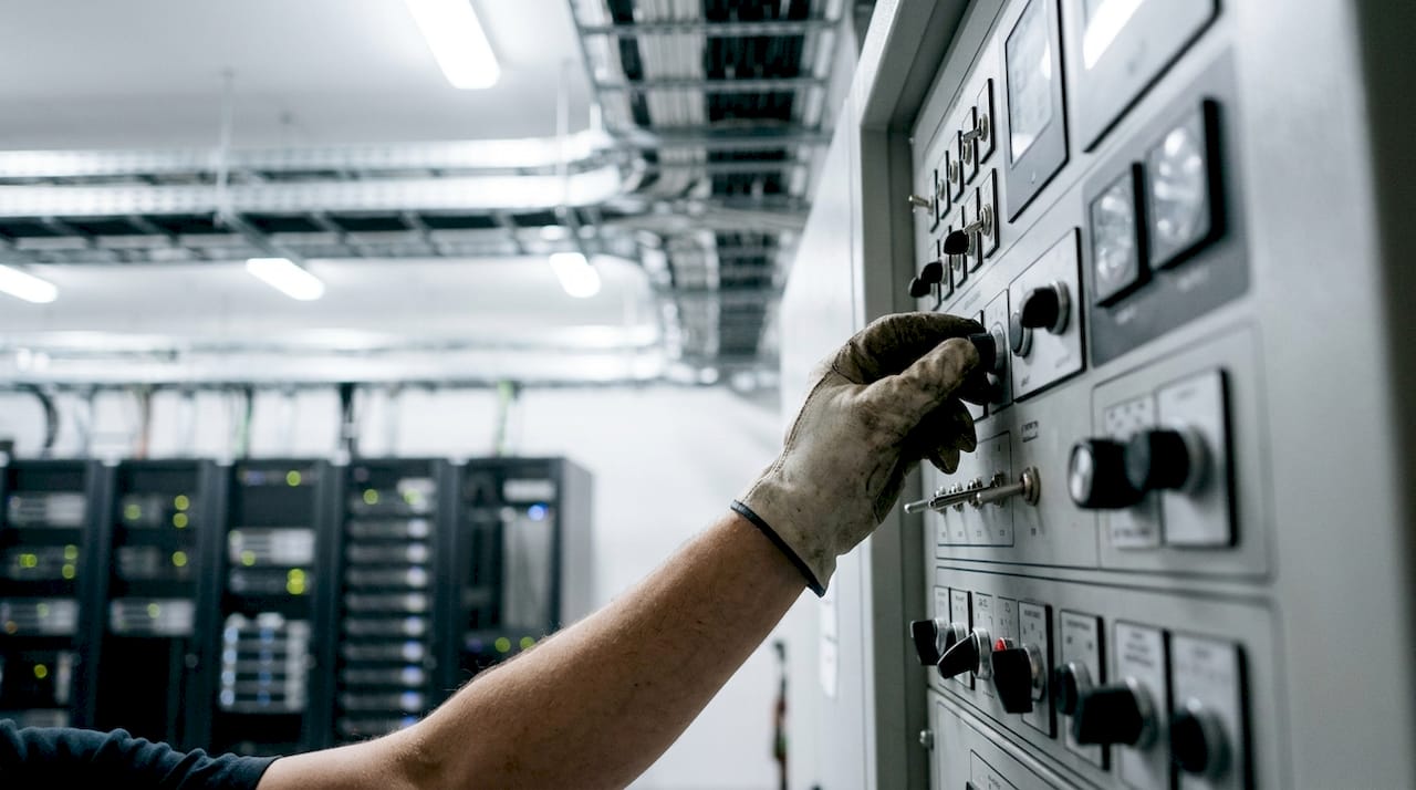 Hand adjusting fire suppression control panel