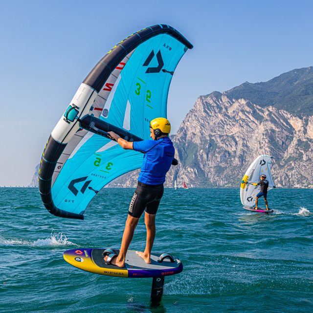 Mehrere Wing Foil Boards unterschiedlicher Größe am Strand