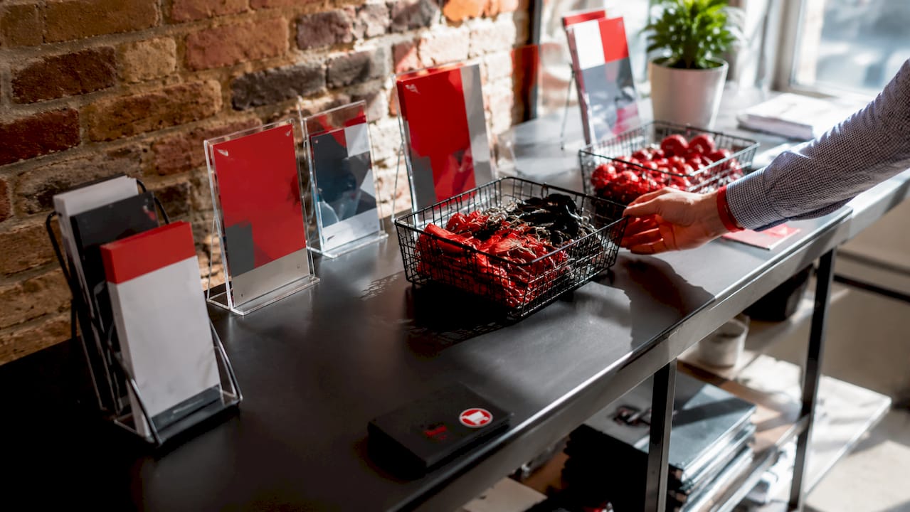 What are retail display accessories: a practical guide 1 Retail shelving with functional and promotional accessories
