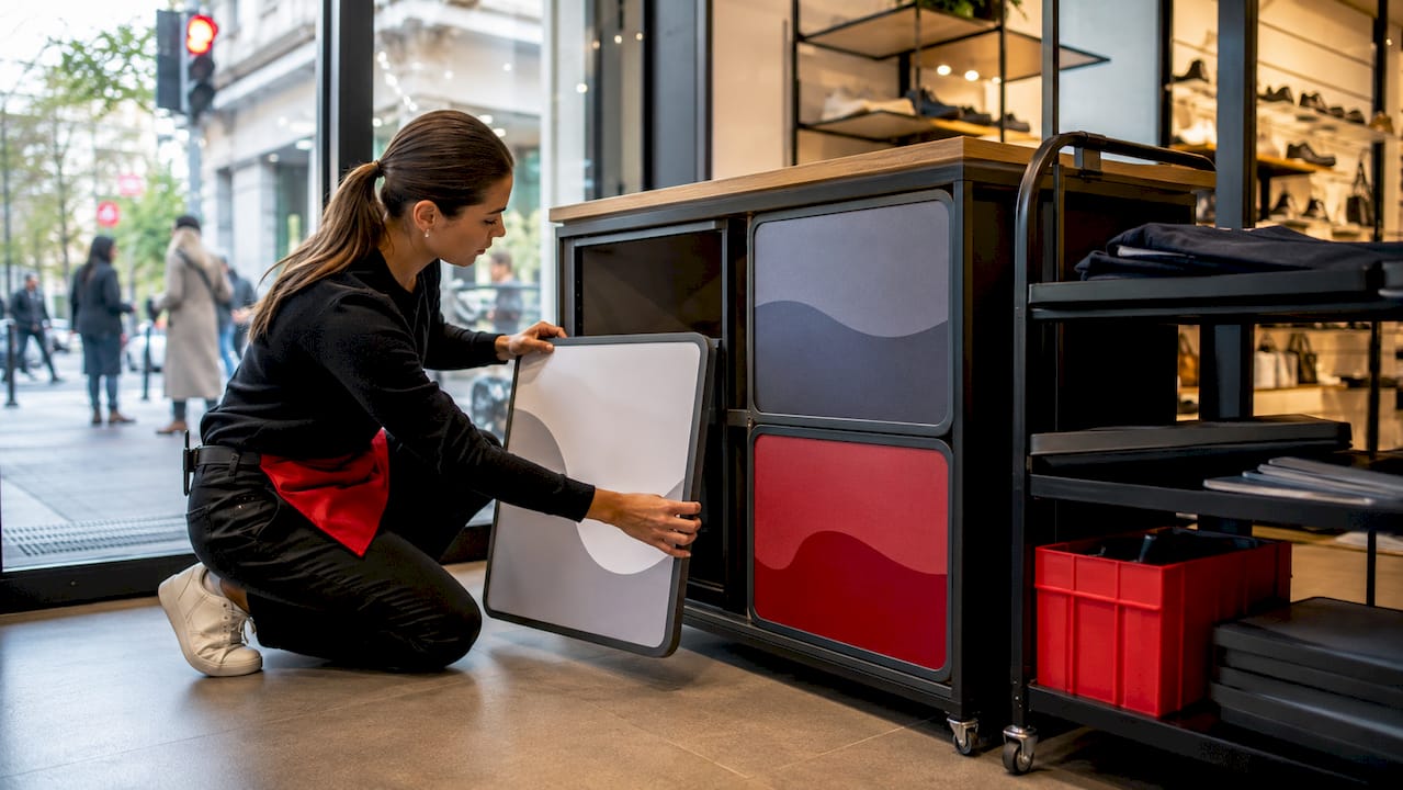 Visual merchandiser updating modular display panels
